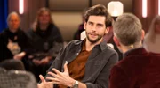 Moderator Micky Beisenherz (r) im Gespräch mit Gast Alvaro Soler, Musiker.