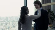 Jake Adelstein (Ansel Elgort) bringt sich durch eine Affäre mit Misaki (Ayumi Ito) in Gefahr.