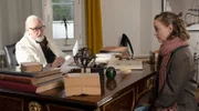 Zu Recherchezwecken lässt sich Assistentin Carlie (Mathilde Bundschuh, r.) in die psychiatrische Klinik von Prof. Helmut Grützke (Felix v. Manteuffel, l.) einweisen.