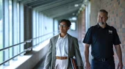 Psychiaterin Lydia (Cynthia Micas) auf dem Weg zu einem Klienten.