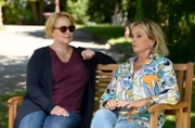 Mechthild Fehrenbach (Diana Körner, r.) will das Haus umbauen: Nele Fehrenbach (Floriane Daniel, l.) ist nicht begeistert.