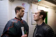 Pavel Stan (Rafael Stachowiak, r.) setzt den Crocodiles-Torwart Clemens Frey (Malte Thomsen, l.) massiv unter Druck.
