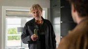 Boy Paulsen (Patrick von Blume, l.) vom Hausmeister-Service "Paulsen" putzte bei dem Mordopfer Leif Conradi. Er berichtet Hinnerk Feldmann (Oliver Wnuk, r.), dass der Autor sehr zurückgezogen lebte. Nur sein Hund Joker war sein Ein und Alles.