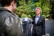 Henry (Elias Reichert, li., mit Martin Müller, re.) ist zuversichtlich, wenigstens Maxi aus Sophias Schusslinie bringen zu können.