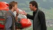 Hans (Heiko Ruprecht, l.) und der Bergdoktor Martin (Hans Sigl, r.) befürchten, dass auch Lilli an dem gefährlichen Virus erkrankt ist, das das Dorf bedroht.