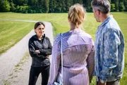 Miro (Pablo Sprungala, re.) fällt ein Stein vom Herzen, als Lale (Yeliz Simsek, li.) ihm und Greta (Laura Osswald, M.) das Liebesglück aufrichtig gönnt.