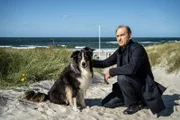 Carl Sievers (Peter Heinrich Brix) versucht, das Vertrauen des scheuen Hundes Joker zu erlangen. Er hofft, durch ihn den Mörder seines Besitzers Leif Conradi zu finden. Kann Joker ihm den entscheidenden Hinweis liefern?