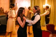Die SOKO-Ermittlerinnen Amira Mahdi (Aylin Ravanyar, 2.v.l.) und Vanessa Haas (Kerstin Landsmann, 2.v.r.) reisen für ein Krimi-Dinner in die glamourösen Zwanzigerjahre zurück. Sie tanzen freudig gemeinsam mit anderen Gästen wie Brigitte Keilmann (Alexandra von Schwerin, l.), Max Balberg (Max Rothbart, r.) und Katja Temur (Inga Lessmann, M.), bis die Stimmung plötzlich durch ein schockierendes Ereignis unterbrochen wird.