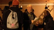 Fußballtrainer Achim Voss (Michael Lott, M. mit Komparsen) betreut eine Mannschaft aus Flüchtlingen, die abgeschoben werden sollen.