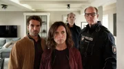 Durch Zufall findet Polizist Schneider (Stephan A. Tölle, r.) in einem Schrank die Bogenschießausrüstung von Leif Conradi. Hinnerk Feldmann (Oliver Wnuk, l.), Ina Behrendsen (Julia Brendler) und Carl Sievers (Peter Heinrich Brix, 2.v.r.) rätseln, ob der Autor mit seinem eigenen Equipment getötet wurde.