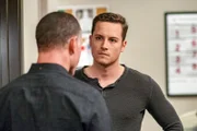 Hank Voight (Jason Beghe, Rückansicht), Jay Halstead (Jesse Lee Soffer).