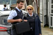 Jakob Frings (Max König, l.) und Nele Fehrenbach (Floriane Daniel, r.) sind gespannt, ob der Inhalt dieses Koffers den aktuellen Fall lösen kann.