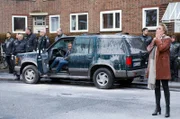 Nach der Explosion: Fassungslos schauen Frau Küppers (Saskia Fischer, r.) und Dirk Matthies (Jan Fedder, im HG) auf die Trümmer des Polizeikommissariat 14.