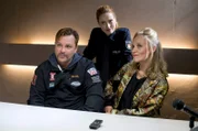 Nina Sieveking (Wanda Perdelwitz, M.) amüsiert sich über das Ehepaar Bianca (Meri Koivisto, r.) und Max Keller (Sascha Schäfke, r.).