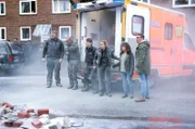Wo ist Frau Küppers? Verzweifelt schaut das Team (v.l.n.r.) Hannes Krabbe (Marc Zwinz), Lukas Petersen (Patrick Abozen), Daniel Schirmer (Sven Fricke), Nina Sieveking (Wanda Perdelwitz), Harry (Maria Ketikidou), Piet Wellbrook (Peter Fieseler) auf das brennende Polizeikommissariat 14.