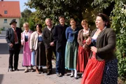 Die Lansinger ahnen nicht, worauf sie sich bei der Doku einlassen. Von links: Ludwig (Martin Wenzl), Annalena (Heidrun Gärtner), Veronika Brunner (Senta Auth) und Monika Vogl (Christine Reimer).