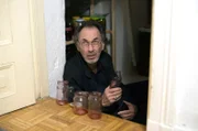 Einbrecher Kalle Hansen (Hugo Egon Balder) schleicht sich im Rausch in die Vorratskammer einer alten Dame.