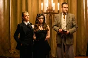 Ein lustiger Krimi-Dinner-Abend endet tragisch, als ein wahrer Mord geschieht. Können Kommissare Vanessa Haas (Kerstin Landsmann, l.), Amira Mahdi (Aylin Ravanyar, M.) und Jonas Fischer (Lukas Piloty, r.) den Täter entlarven?