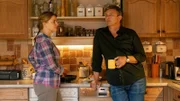 Der Bergdoktor Staffel 14 Folge 3 Gespräch in der Küche: Ines Lutz als Anne, Hans Siegl als Martin.