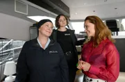 Nele (Floriane Daniel, l.) und Julia (Wendy Güntensperger, M.) befragen Tina Niemann (Sarah Maria Besgen, r.) zu „Dreams for Sale“.