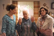 Fanny beschließt, selbst nach Gregor zu suchen. Von links: Annalena Brunner (Heidrun Gärtner), Theresa Brunner (Ursula Erber) und Fanny Brunner (Katrin Lux).