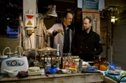 Olli Schwacke (Rudolf Krause, l.) will seinen Bruder Manni (Hans Jörg Krumpholz, r.) rächen: er hat im Internet recherchiert, wie man eine Bombe baut....
