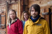 Die Teilnehmer der Canyoning Tour Marlies Renner (Bernadette Schnabl, l.), Laura Reiter (M.) und Theo Gursky (Philip Birnstiel, r.) verdächtigen Jerry, ein Mörder zu sein.