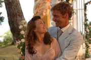 Julia (Jeanne Tremsal) und Nicolas (Patrik Fichte) feiern ihr neues Glück.