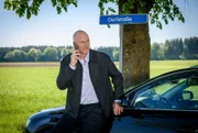 Krüger (Thorsten Nindel) wird klar, dass die „Sparkfleet Resorts“ wahrscheinlich eine faule Nummer sind.