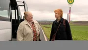 Oma Biever (Ulrike Bliefert) kann nicht mitansehen, dass Hermine Blücher (Irm Hermann) Monreal verlassen will. Beherzt greift sie ein.