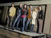V.l.: Dr. Mahesh, Dr. Garret Macy, Dr. Jordan Cavanaugh, Detective Woodroy Hoyt, Lu Simmons und Dr. Nigel Townsend.