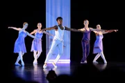 Philipp Fankhauser (Sidney Holtfreter, M.) steht im Mittelpunkt bei der Choreographie mit Valentin (Philipp Strauss, 2.v.r.) und dem Rest der Gruppe.
