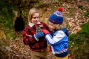 Rückblende: Kurt Fankhauser (Carl Anton Koch, l.) und Onkel Stefan (Otto Emil Koch) kümmern sich rührend um die kranken Kaninchen im Wald.