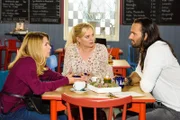 Diana (Tanja Szewczenko, l.) und Lena (Juliette Greco) befürchten alarmiert, dass sie Sex mit Carlos (Sasha di Capri) hatten - und greifen zu einem Trick, um die Wahrheit herauszufinden.