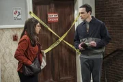Da sich die Umbauarbeiten in Amys (Mayim Bialik, l.) Apartment angeblich noch auf unbestimmte Zeit hinziehen, muss sie weiterhin bei Sheldon (Jim Parsons, r.) wohnen. Der hat ein komisches Gefühl - irgendwas verheimlicht Amy ...