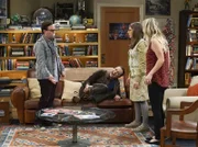 Gelingt es Leonard (Johnny Galecki, l.), Amy (Mayim Bialik, 2.v.r.) und Penny (Kaley Cuoco, r.) den geknickten Sheldon (Jim Parsons, 2.v.l.) nach Berts "Sieg" auf andere Gedanken zu bringen?