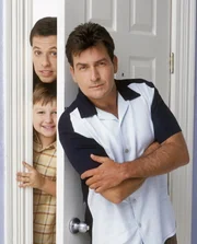 (3. Staffel) - Charlie (Charlie Sheen, r.) ist ein recht wohlhabender Junggeselle mit einem Haus am Strand und einem Jaguar in der Garage. Nachdem sich sein Bruder Alan (Jon Cryer, oben l.) hat scheiden lassen, zieht er mit seinem Sohn Jake (August T. Jones, unten l.) bei Onkel Charlie ein. Das Chaos beginnt ...