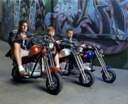 (4. Staffel) - Harte Männer: Charlie (Charlie Sheen, l.), Alan (Jon Cryer, r.) und Jake (August T. Jones, M.) ...