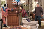 Kate Burns (Grace Kaufman, M.); Adam Burns (Matt LeBlanc, r.)