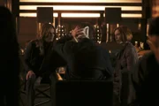 Beckett (Stana Katic, l.) und Alexis (Molly C. Quinn, r.) sind geschockt, als ein religiöser Fanatiker mit Axt bei Castle (Nathan Fillion, M.) im Büro auftaucht, während Castle sich in seinem Glauben an das Übernatürliche bestätigt sieht ...