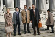 (v.l.n.r.) Marissa Morgan (Geneva Carr); Benny Colón (Freddy Rodríguez); Dr. Jason Bull (Michael Weatherly); Ron Getman (Brad Garrett)