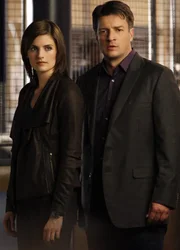 Ein Serienmörder ist offenbar besessen von Nikki Heat, widmet ihr seine Morde und stellt Beckett (Stana Katic, l.) alias Nikki immer wieder vor neue Rätsel, um sie herauszufordern. Castle (Nathan Fillion, r.) fühlt sich für die ganze Situation verantwortlich.