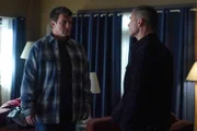 John Nolan (Nathan Fillion, l.) und Tim Bradford (Eric Winter, r.) besprechen das weitere Vorgehen.