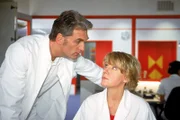 In einem Anfall von Aufräum-Wahn trennt sich Nikola (Mariele Millowitsch) von altem Pröll und bemerkt zu spät, dass auch die Hinterlassenschaft ihres Vater - ein alter Koffer - plötzlich verschwunden ist. Dr. Schmidt (Walter Sittler) versucht auf seine Art und Weise Nikola aufzuheitern.
