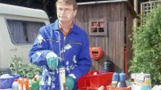 Lothar (Rene Heinersdorff) greift Benno beim Instandsetzen des Schrottplatz-Segelboots tatkräftig unter die Arme.