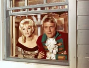 Alice (Sylvie Maas-Lebot) und Major Heyward (Jack Brunet) sind froh, nach allen Strapazen heil im Fort angekommen zu sein.