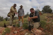 Josh Gates (r.)