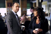 Danny (Donnie Wahlberg, l.) und Baez (Marisa Ramirez, r.) werden gebeten, mit neuen Partnern zu arbeiten, nachdem sich ein Polizist als schwul geoutet hat und sein Partner nicht mehr mit ihm arbeiten will ...