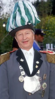 Das große Schützenfest steht vor der Tür. Platzwart Pröter (Wilfried Herbst) sieht die begehrte Königskette schon um seinen Hals baumeln, bis Meisterschütze Benno sein brillantes Können unter Beweis stellt...