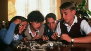 Anne (Laura Petela, l.), George (Jemima Rooper, 2.v.l.), Julian (Marco Williamson, 2.v.r.) und Dick (Paul Child, r.) sind den Dieben der Schmuckstücke der Königin von Feleonia zuvorgekommen.